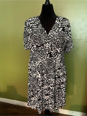 Nicole Miller Black and White Abstract Print Top